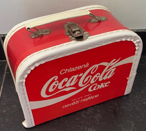 96107-1 € 8,00 coca cola koffertje chezena  21x 16 x 1 0 cm.jpeg